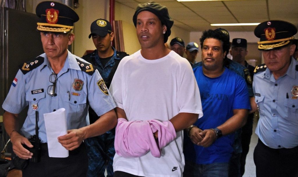 ronaldinho-gaúcho-fiança-prisão-paraguai-jogador-coronavírus-passaporte-