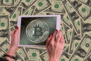 Em meio à crise, idosa de 89 anos quer investir em bitcoin para se proteger