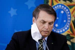 "Vamos tocar a vida", diz Bolsonaro sobre 100 mil mortes por COVID-19 no Brasil
