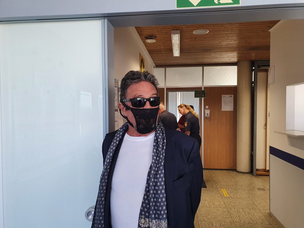John McAfee é preso na Europa por usar calcinha como máscara contra COVID-19