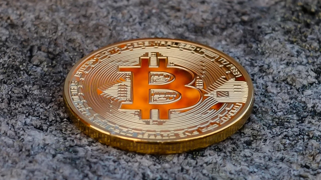 Bitcoin se aproxima dos R$ 70 mil e pode ir ainda mais alto