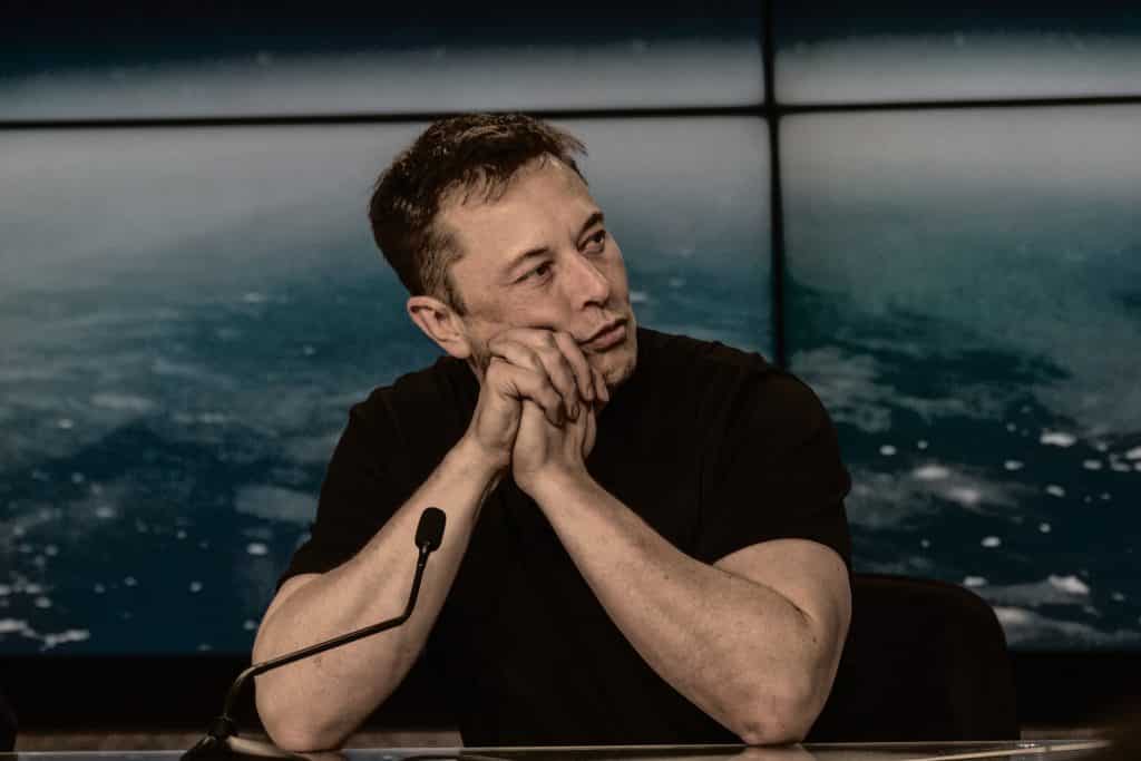 Elon Musk perde a primeira posição dos mais ricos do mundo após queda das ações da Tesla