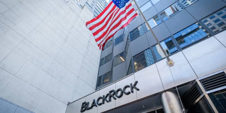 BlackRock fecha parceria com a Coinbase e passa a oferecer Bitcoin a seus clientes
