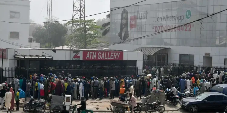 Filas em bancos na Nigéria