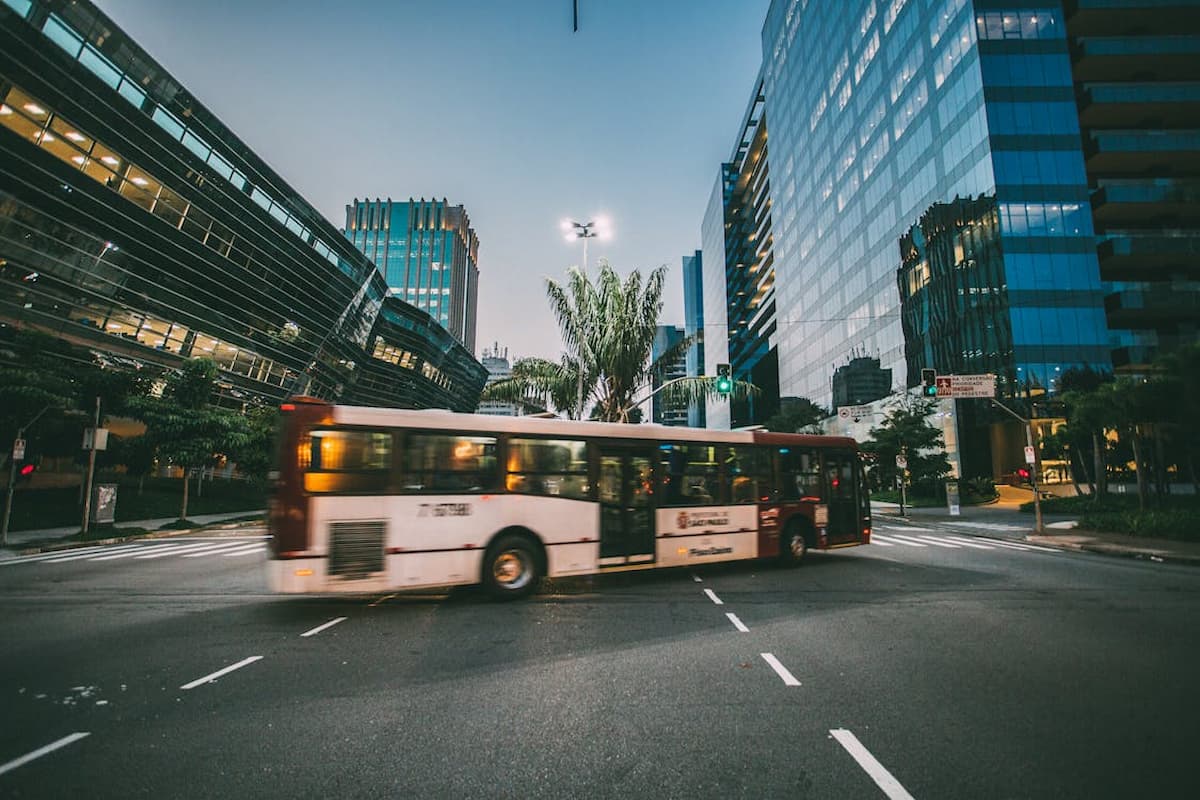 Nunes declara intenção de manter tarifa de ônibus congelada em São Paulo